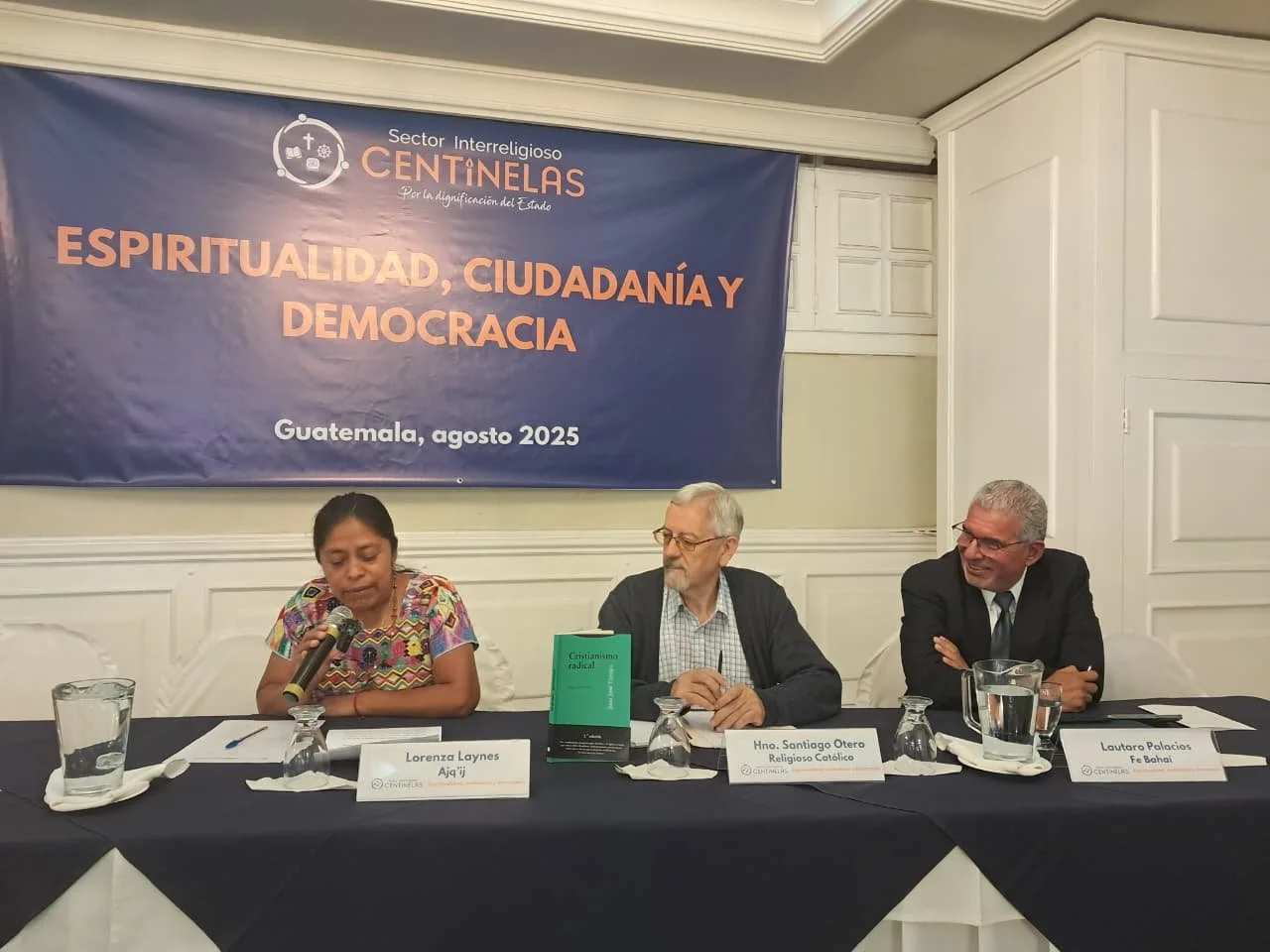  Lorenza Laynes, Santiago Otero y Lautaro Palacios durante el panel foro. Foto: Violeta Cetino 